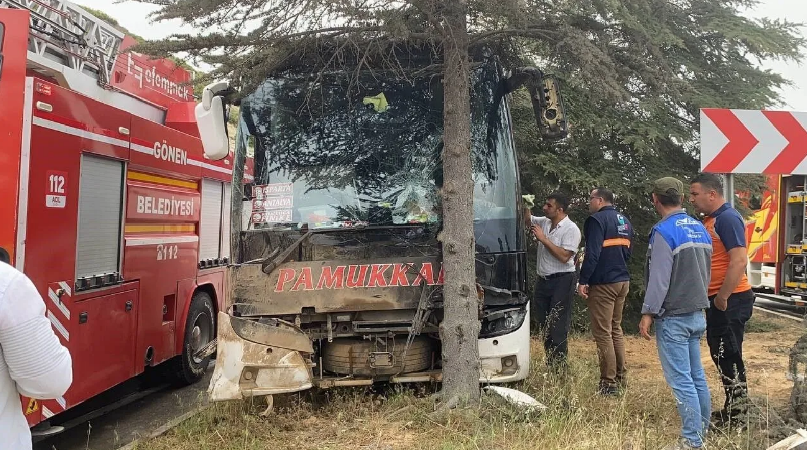 Isparta'da Kontrolden Çıkan Yolcu Otobüsü Ağaca Çarptı Çok Sayıda Yaralı Var  (1)