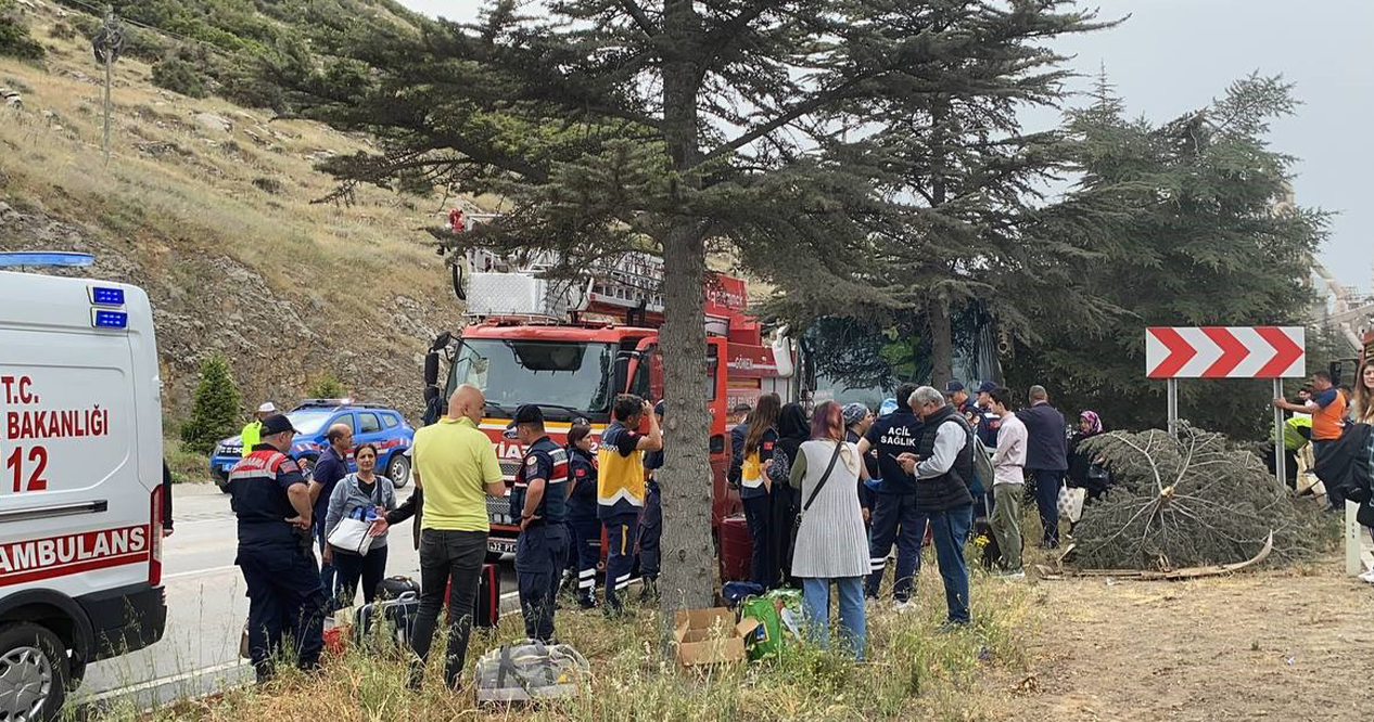 Isparta'da Kontrolden Çıkan Yolcu Otobüsü Ağaca Çarptı Çok Sayıda Yaralı Var  (2)