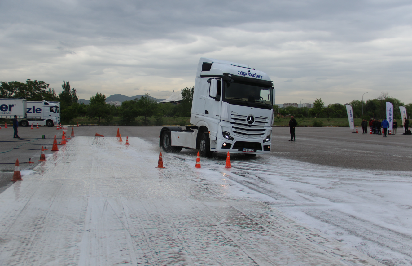 Kadın Şoför Zarife Neslişah Turgan Ileri Sürüş Eğitimi Alarak Uzun Yol Seferine Hazırlanıyor (4)