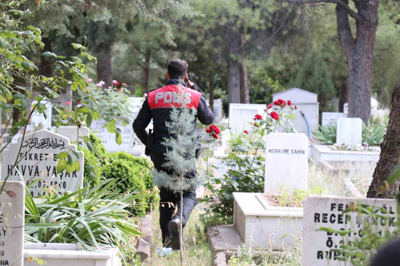 Korku Filmi Gibi Olay Mezarlıktan Bebek Sesi Geliyor Dedi Polisi Aradı!