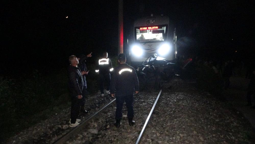 Malatya'da Korkunç Kaza! Otomobil Trenin Altında Kaldı 2