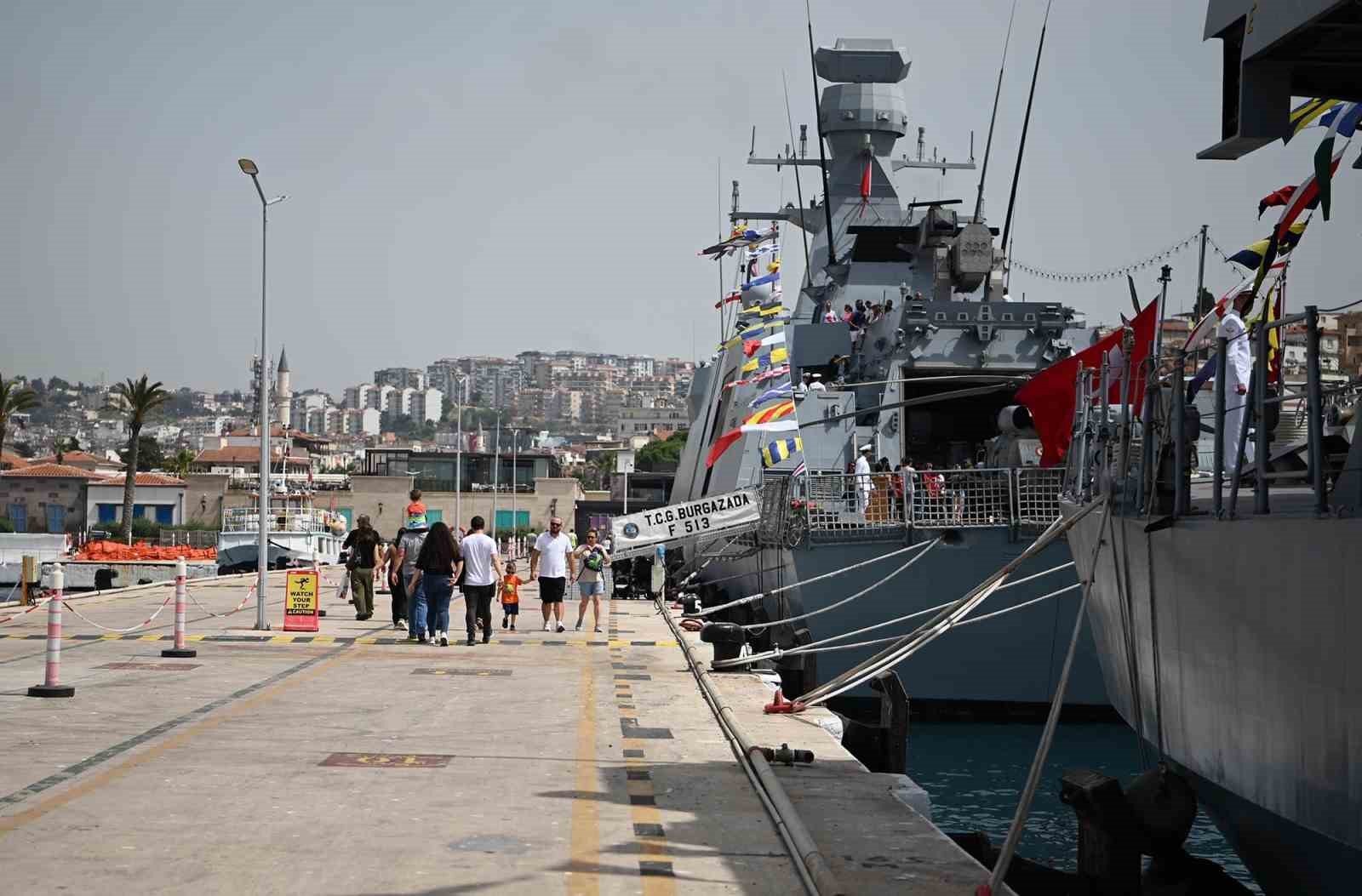 Savaş Gemilerinin Ziyarete Açılacağını Duyanlar Uzun Kuyruklar Oluşturdu1