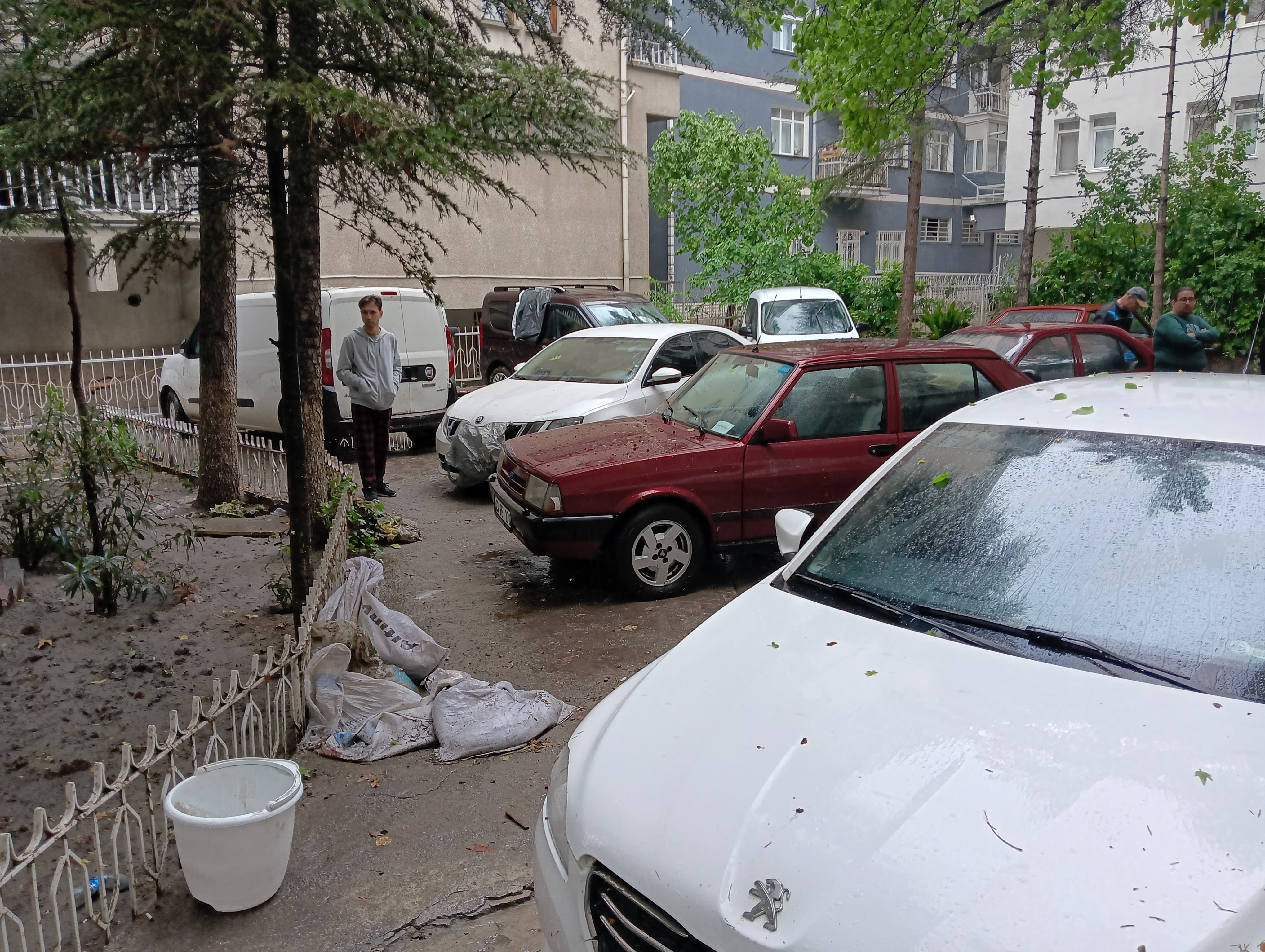 Şiddetli Sağanak Sonrası Ankara’da Hayat Durma Noktasına Geldi Yollar Ve Araçlar Zarar Gördü (5)