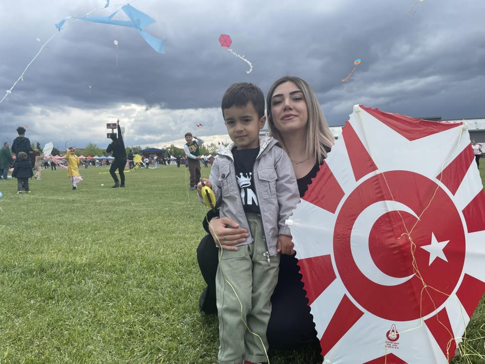 Uçurtma Şenliğinde Gökyüzü Rengarenk Oldu (3)