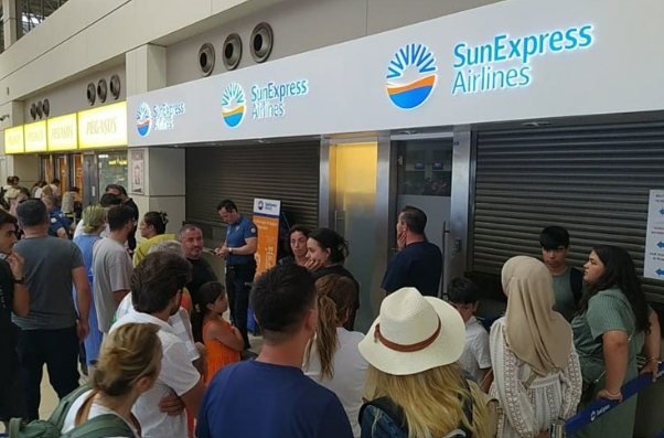 Antalya Havalimanı'nda Yolcular Çileden Çıktı!  (2)