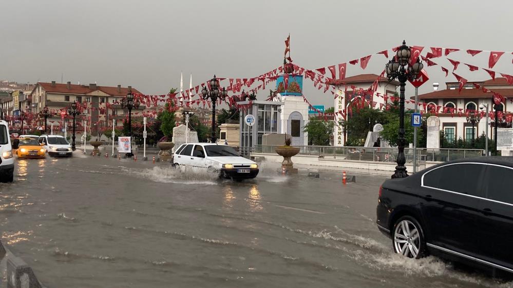 Başkent’te Sağanak Yolları Göle Çevirdi 2