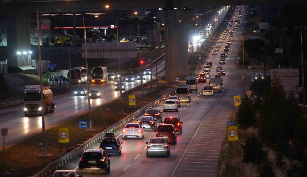 Bayram Sona Erdi Kilit Kavşak'ta Trafik Yoğunluğu Başladı (2)