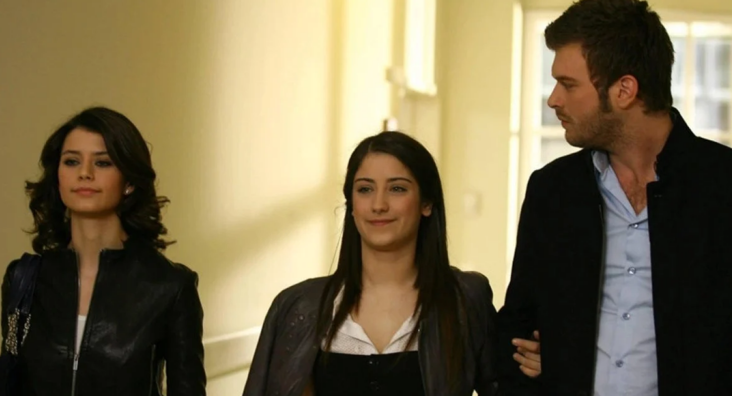 Beren Saat Ve Hazal Kaya 15 Yıl Sonra Yeniden Bir Arada Sosyal Medyada Takip (1)