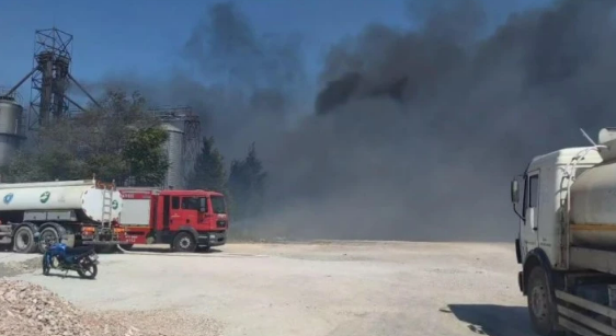 Bursa'da Plastik Geri Dönüşüm Deposunda Yangın (2)