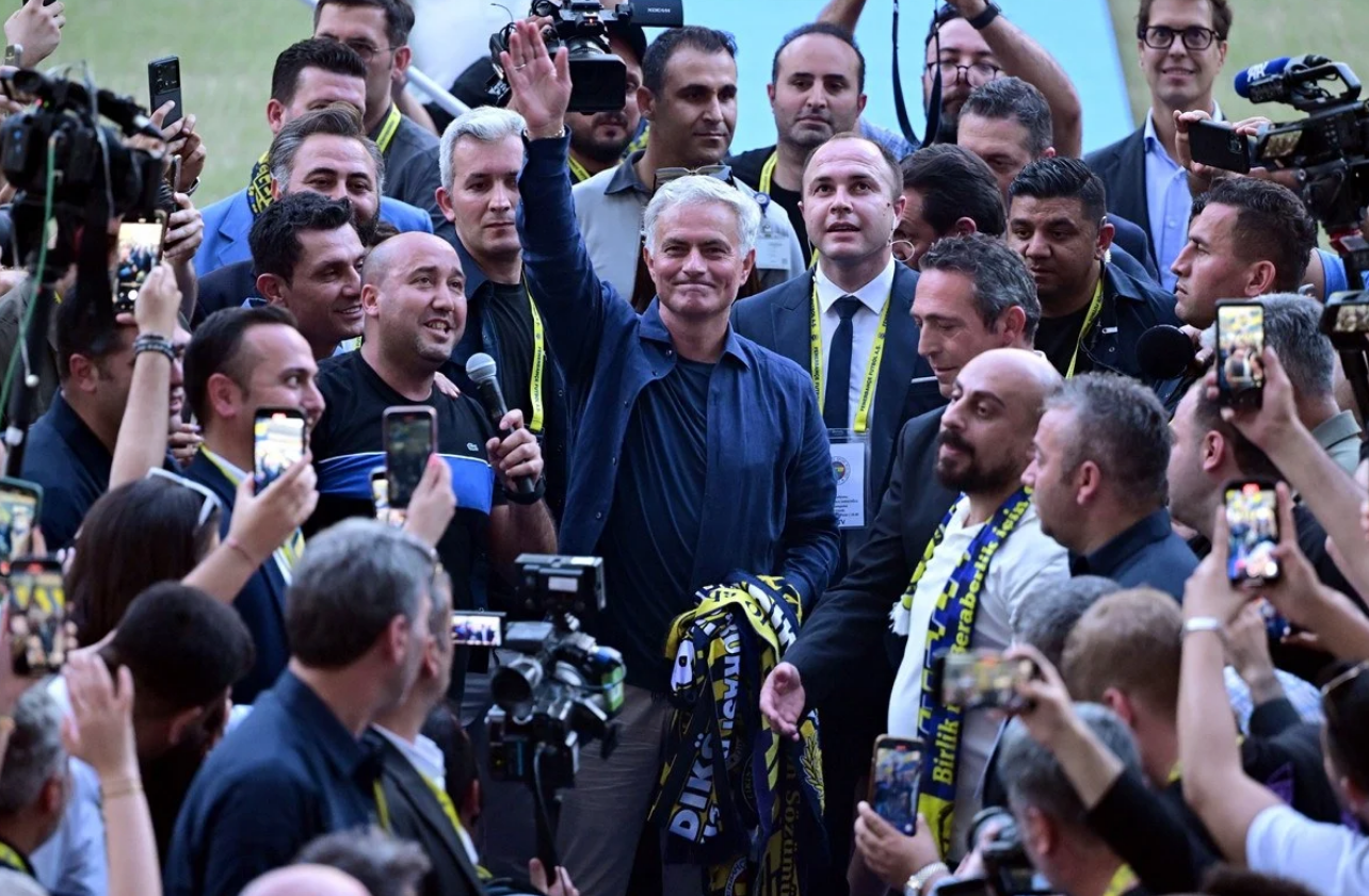 Fenerbahçe'den Jose Mourinho'ya Görkemli Imza Töreni Ali Koç'tan Galatasaray'a Gönderme (2)