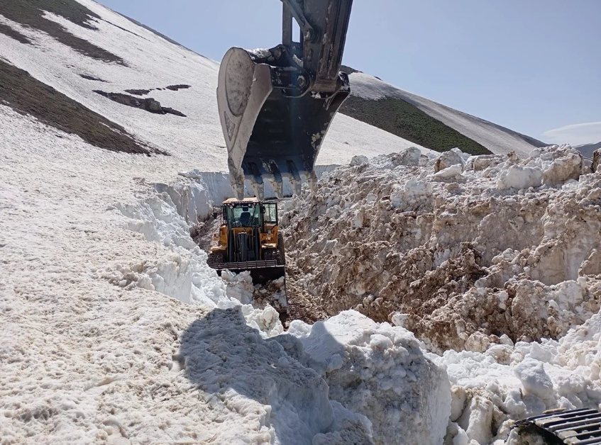 Hakkari’de Kış Bitmedi Kar Kalınlığı 5 Metreye Ulaştı (1)