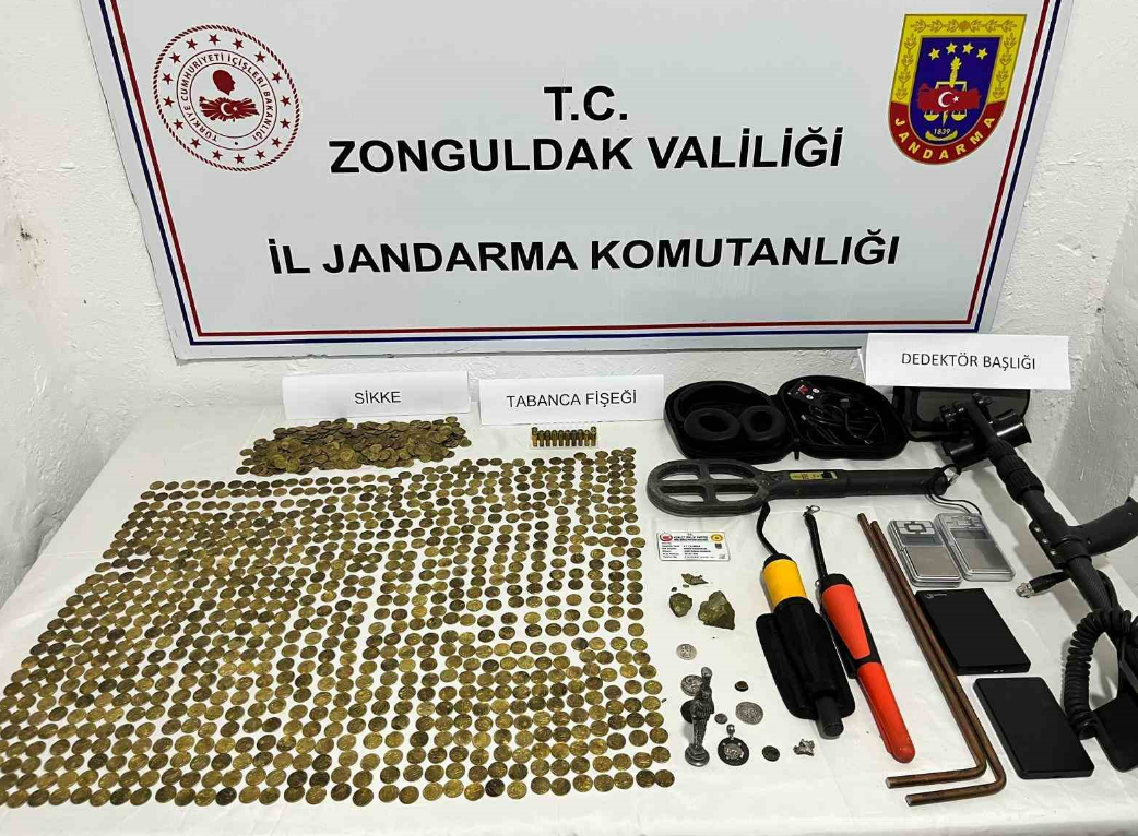 Kaçakçılara Şok Operasyon Yüzlerce Tarihi Eser Ele Geçirildi  (2)