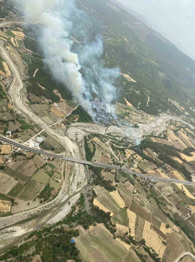 Muğla Sınırında Başlayan Yangın Denizli'ye Sıçradı Ekipler Havadan Ve Karadan Müdahale Ediyor  (2)