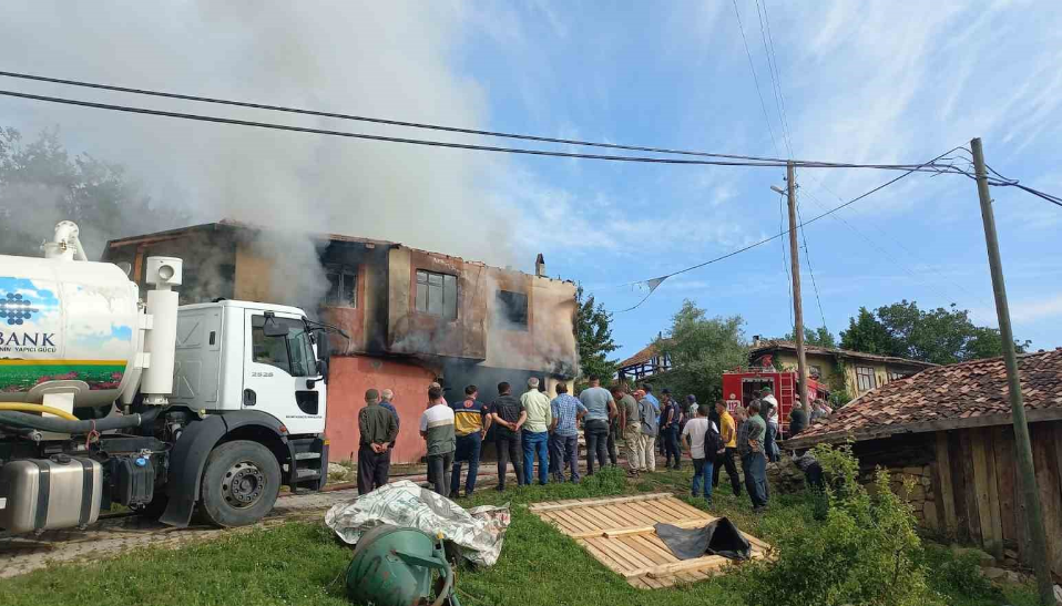 Muhtarın Evi Alevlere Teslim Oldu