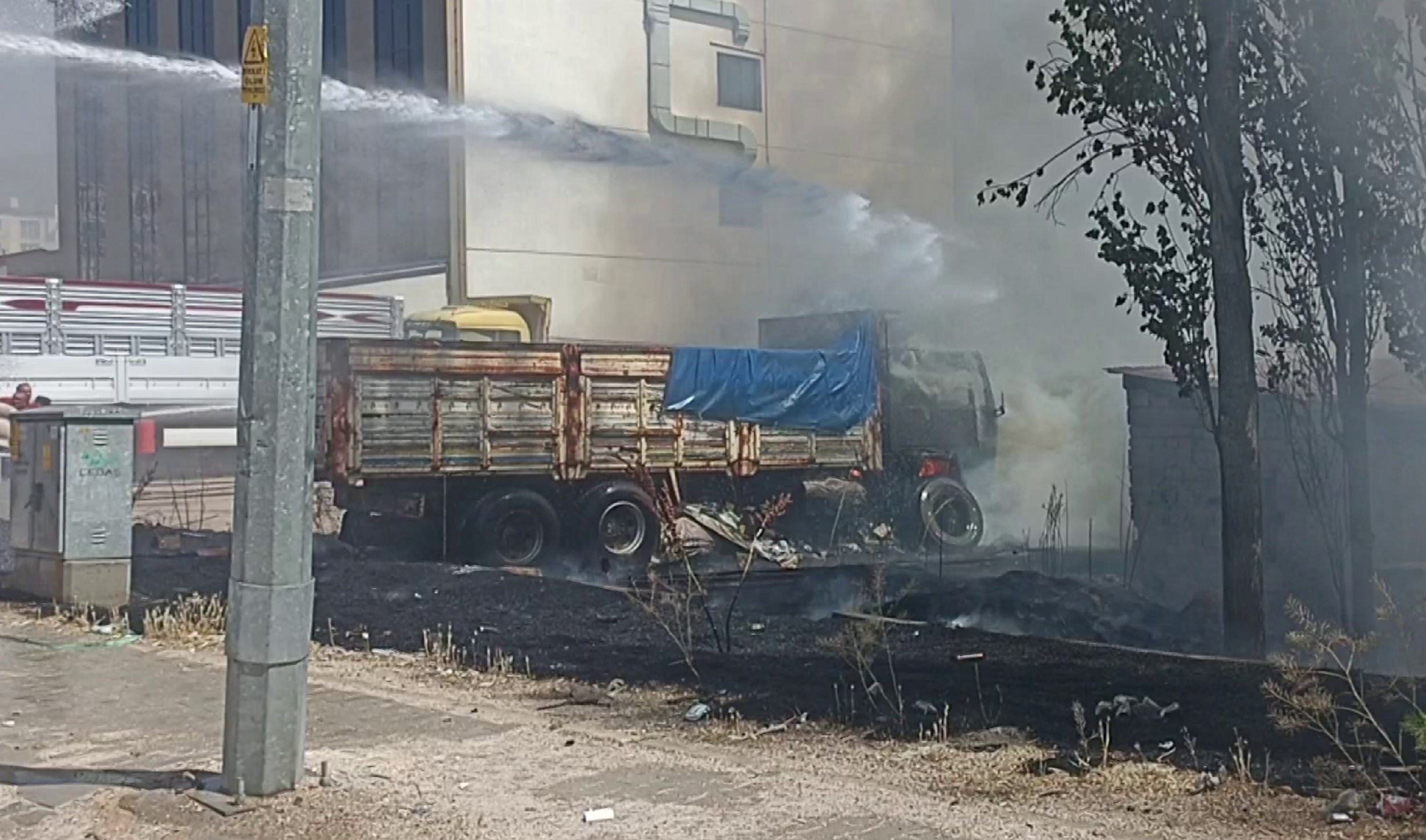 Rüzgarın Etkisiyle Yayılan Yangın Büyük Zarara Yol Açtı  (1)