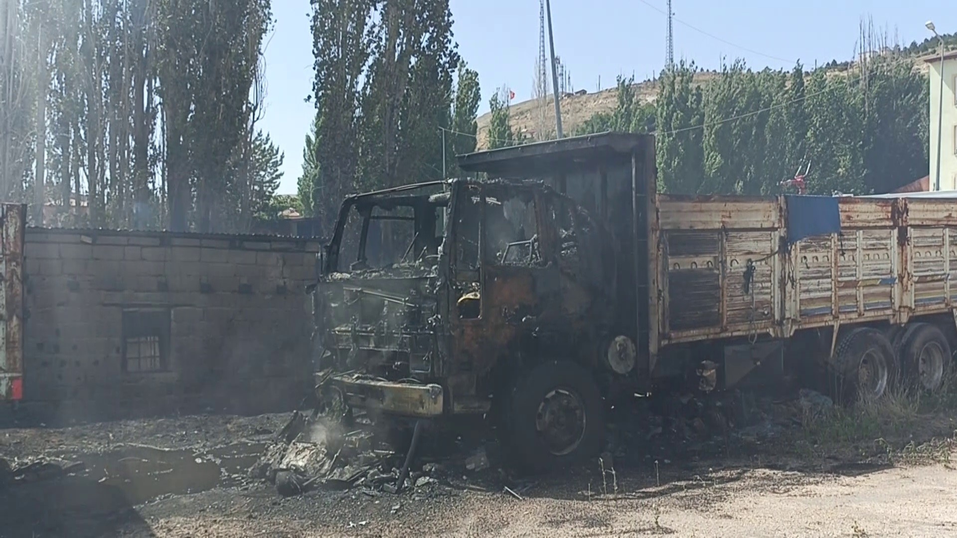 Rüzgarın Etkisiyle Yayılan Yangın Büyük Zarara Yol Açtı  (4)