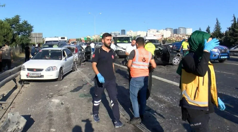 Tem Otoyolu'nda Zincirleme Kaza 15 Araç Birbirine Grdi (1)