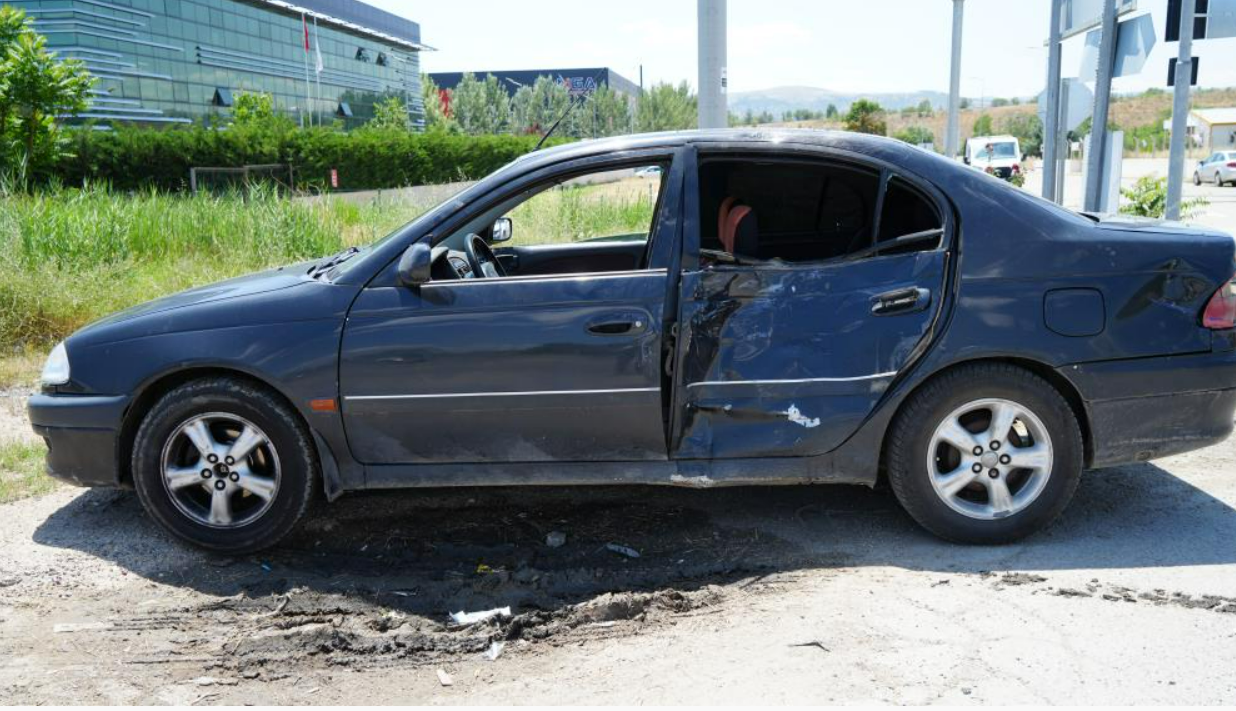 Trafik Kazasında Motosiklet Hurdaya Döndü (2)