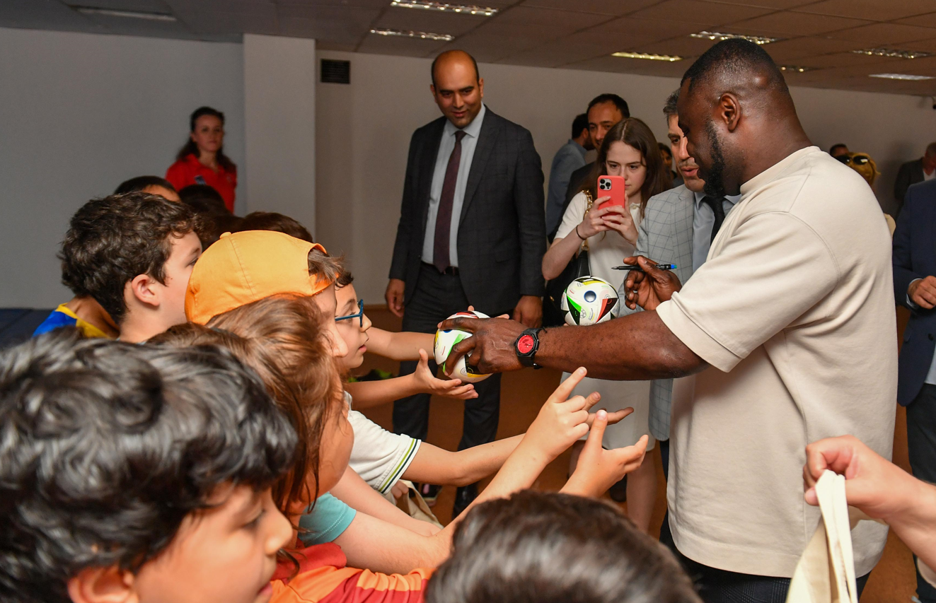 Ünlü Futbolcu Gerald Asamoah’tan “Ankara Sokaklarında Çalışan Çocuklar Merkezi”Ne Ziyaret (2)