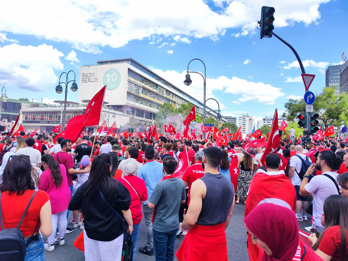 50 Bin Türk Taraftar Berlin Olimpiyat Stadı'na Yürüdü! (2)