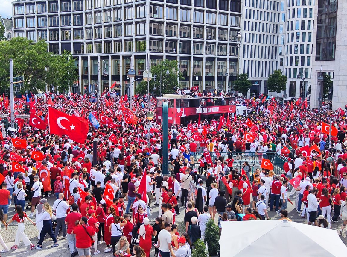 50 Bin Türk Taraftar Berlin Olimpiyat Stadı'na Yürüdü! (3)