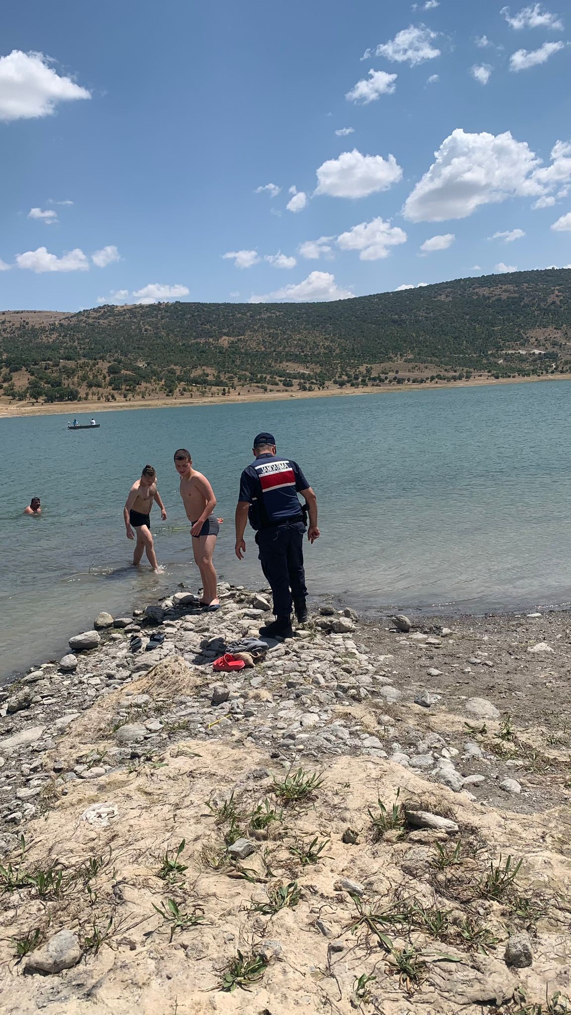 Ankara’da Serinlemek İçin Baraja Giren 5 Kişiye Ceza Kesildi (2)