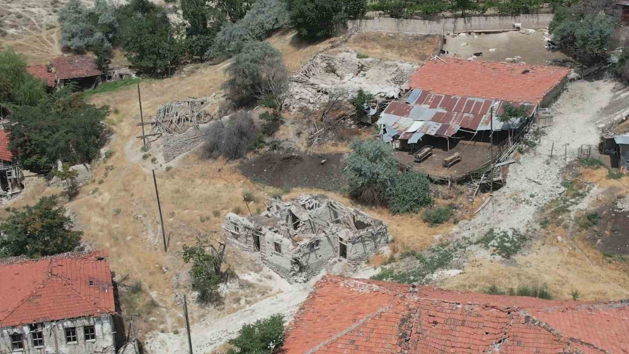 Ankara'nın Hayalet Köyü! İşte Terk Edilen Issız O Köy.. (1)