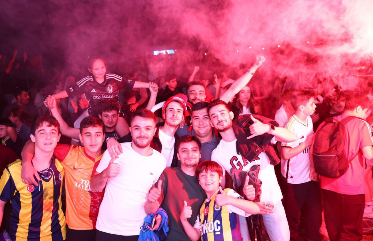 Çankaya'da Milli Maç Heyecanı Başkan Güner Vatandaşlarla Birlikte İzledi!  (4)