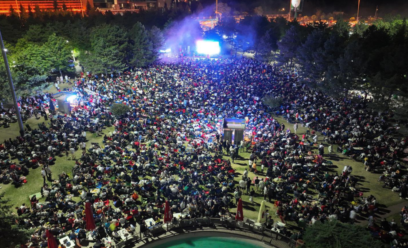Çankaya'da Milli Maç Heyecanı Başkan Güner Vatandaşlarla Birlikte İzledi!  (5)