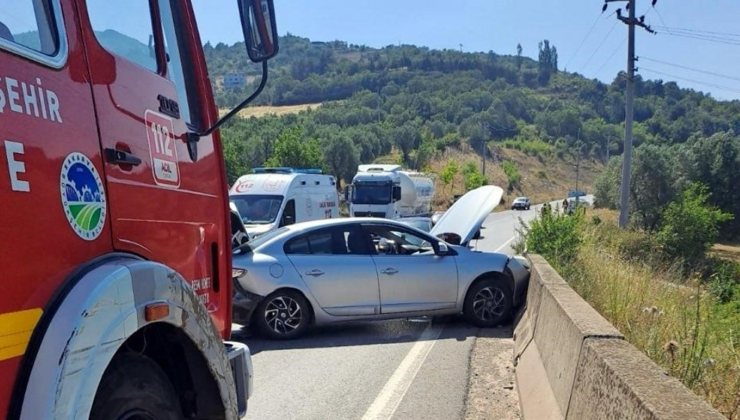 İki Araç, Köprünün Üzerinde Kafa Kafaya Çarpıştı (2)