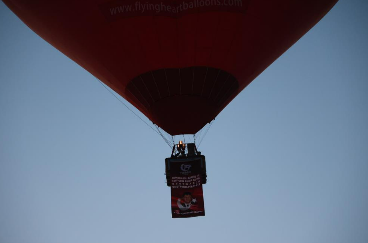 Kapadokya'da Sıcak Hava Balonları 15 Temmuz Anısına Havalandı (1)