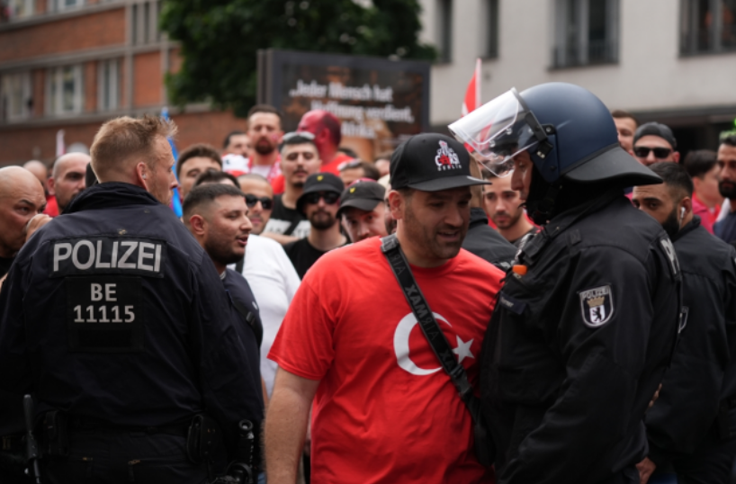 Maç Öncesi Tansiyon Yükseldi Berlin’de Türk Taraftarlar Gözaltına Alındı!  (2)