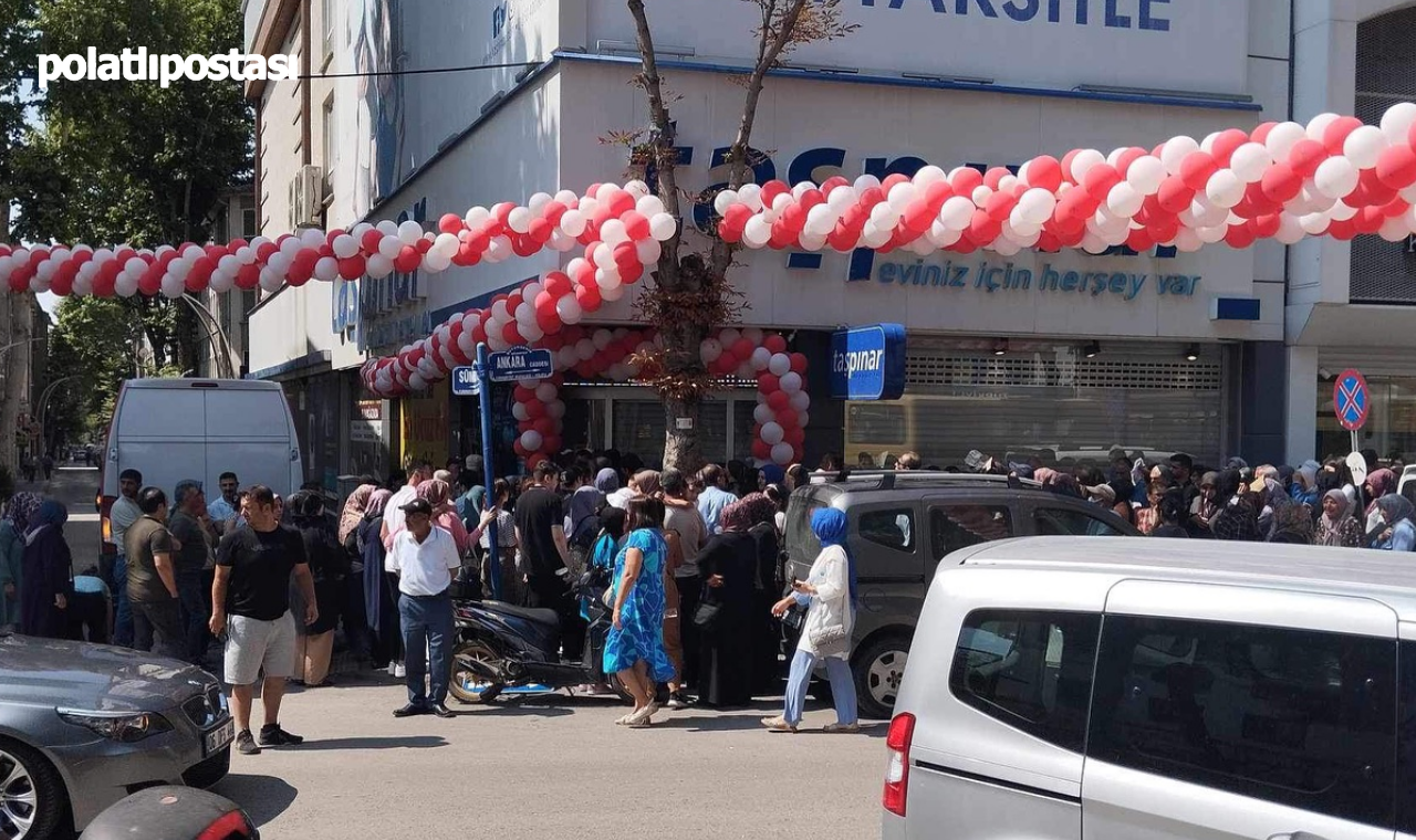 Polatlı'da İndirim Çılgınlığı Mağaza Önünde Uzun Kuyruklar Oluştu! (1)