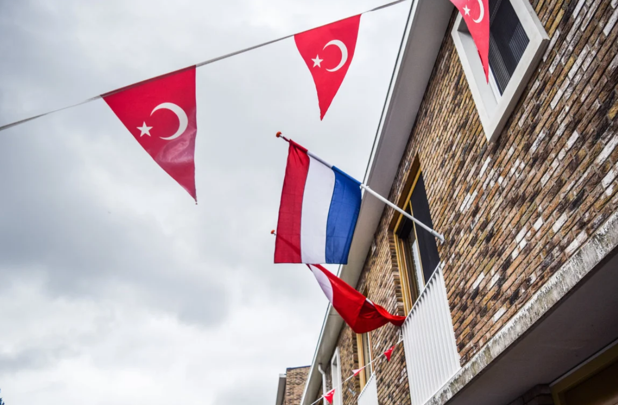 Türkiye Hollanda Maçı Öncesi Hollanda Sokakları Türk Bayraklarıyla Donatıldı (4)