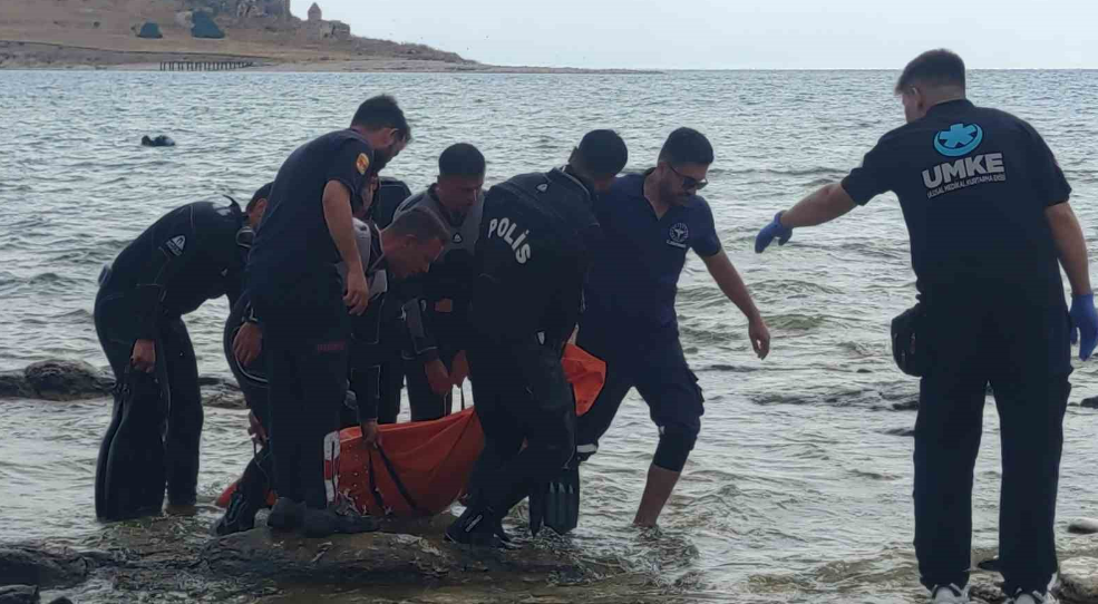 Van Gölü'nde Korkunç Olay 1 Kişi Boğuldu, Ekipler 2 Kişinin Cesedini Buldu (1)