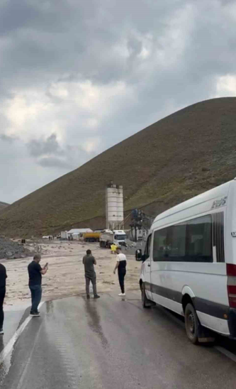 Van Hakkari Karayolunda Sel Onlarca Araç Mahsur Kaldı  (1)