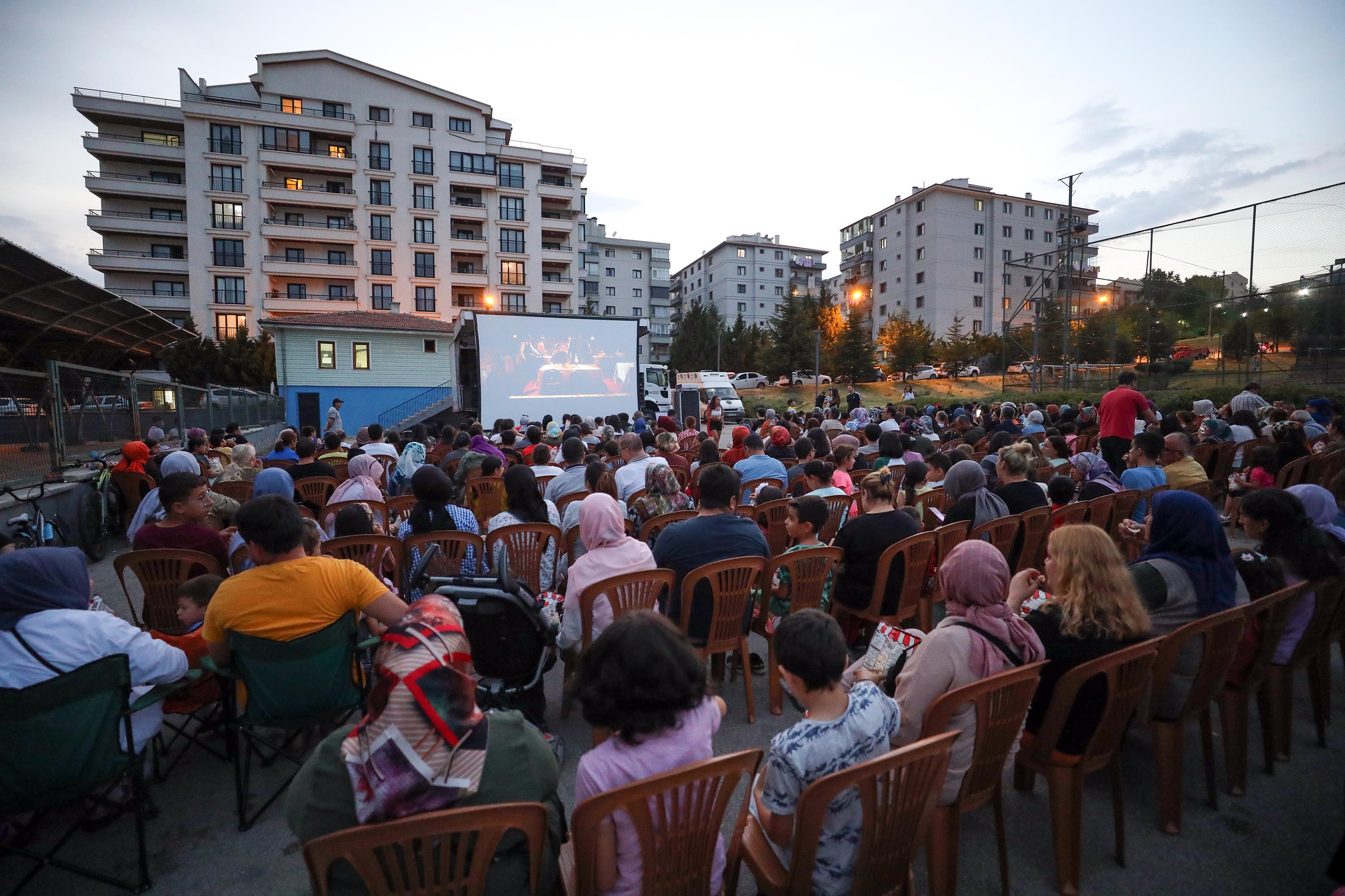 Yenimahalle’de Açık Hava Sinema Gösterimleri Başlıyor (1)