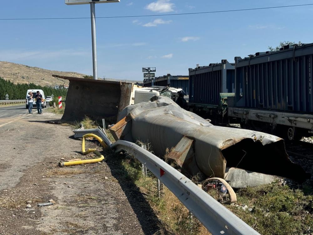 Yük Treni Ile Hafriyat Kamyonu Çarpıştı! Ölü Ve Yaralılar Var 3