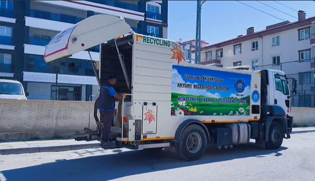 Akyurt'taki Çöp Konteynerleri Dezenfekte Ediliyor (1)