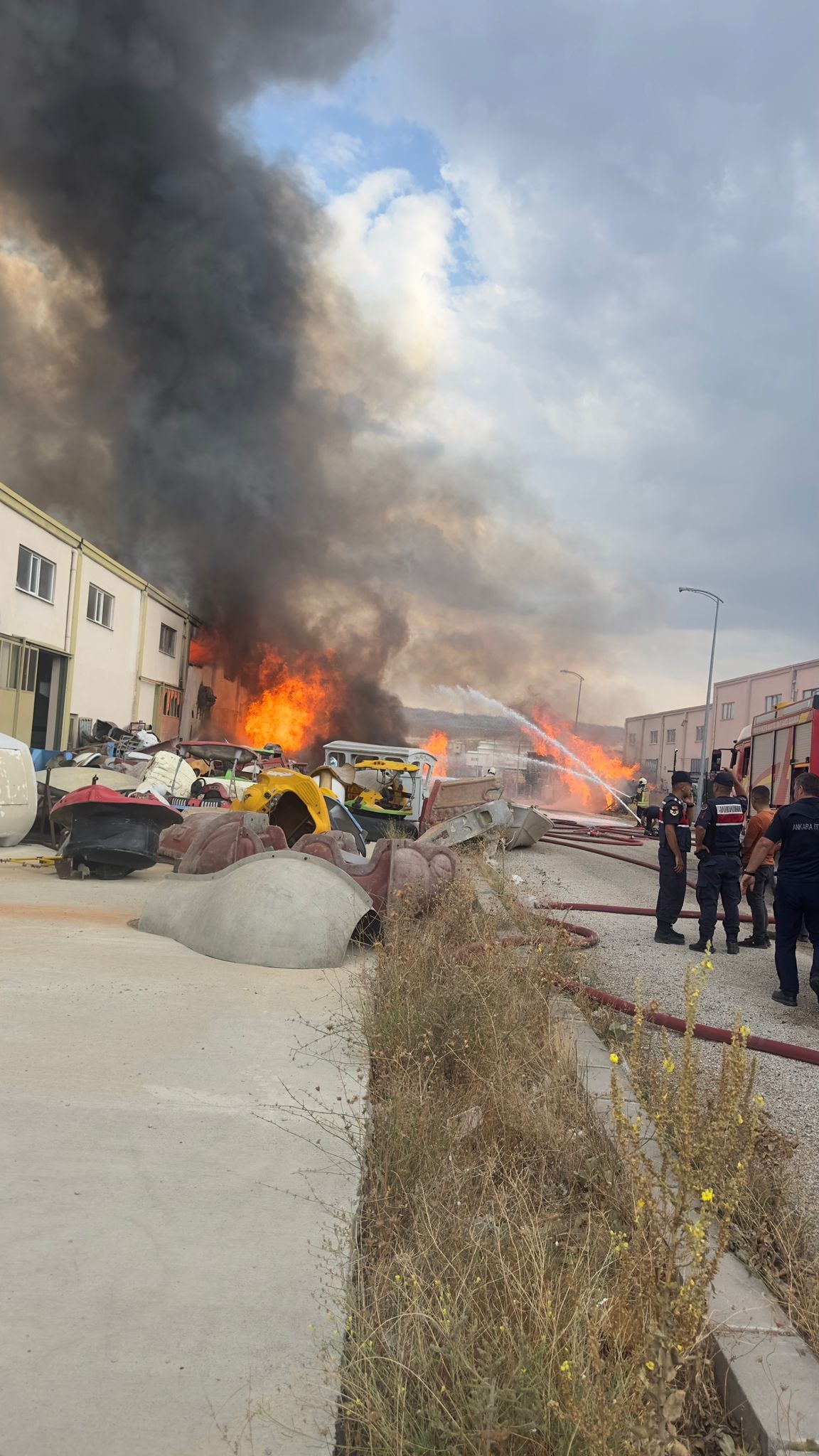 Ankara'da Kereste Imalathanesinde Yangın Çıktı İtfaiye Ekipleri Müdahale Ediyor   (1)