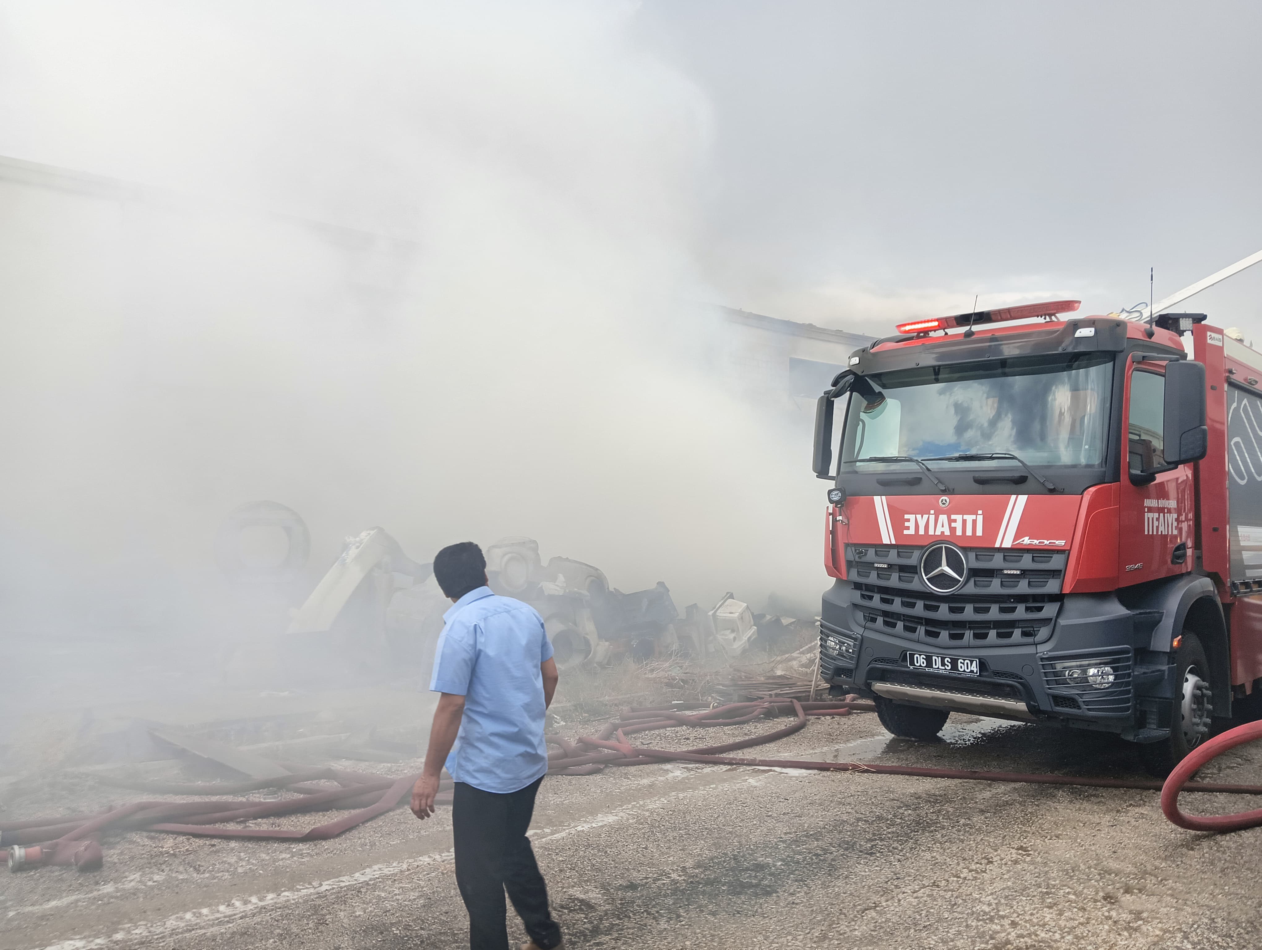 Ankara'da Kereste Imalathanesinde Yangın Çıktı İtfaiye Ekipleri Müdahale Ediyor   (3)