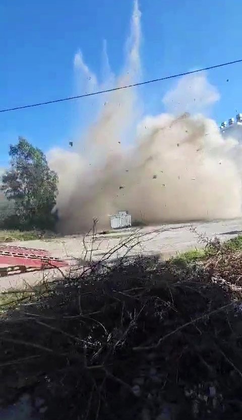 Antakya’da Ağır Hasarlı Bina Kontrollü Yıkıldı Vatandaşların Film Izler Gibi Seyretti! 