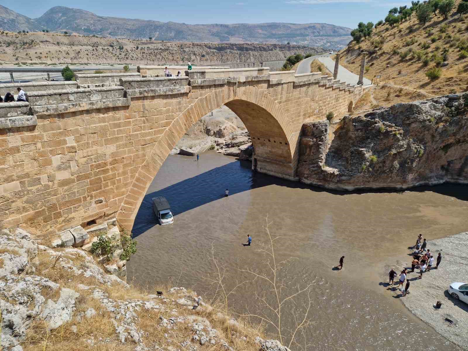 Baraj Kapakları Açıldı, Piknikçiler Mahsur Kaldı!  (2)