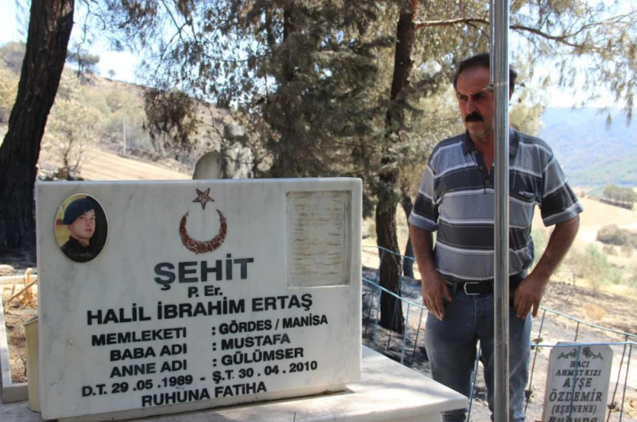 Çıkan Yangında Koca Köy Kül Olurken Alevler Şehit Mezarına Uğramadı! (1)