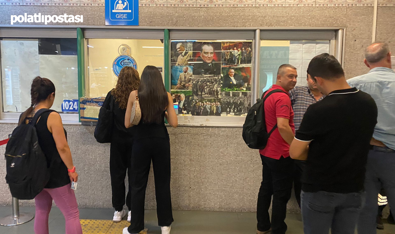 Dikimevi Metro İstasyonunda Atatürk Fotoğrafları Vatandaşların İlgi Odağı Oldu (2)