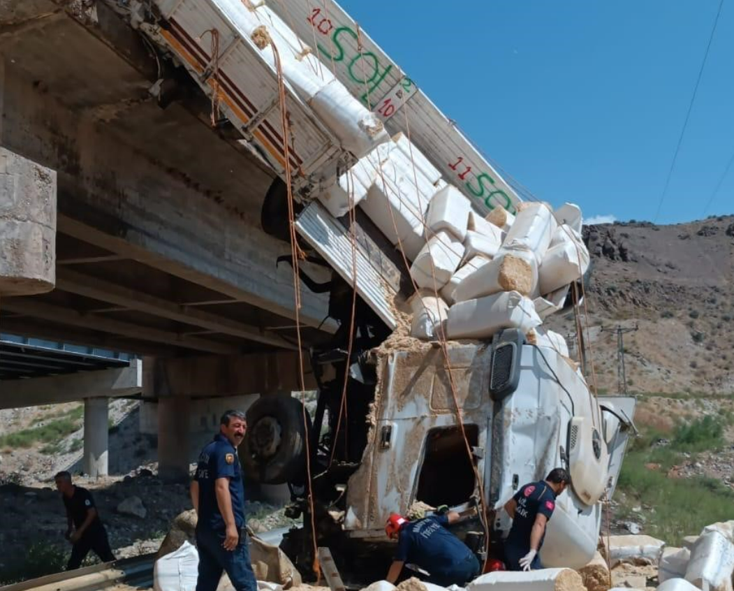 Korkunç Kaza Kontrolden Çıkan Tır Uçuruma Yuvarlandı (2)