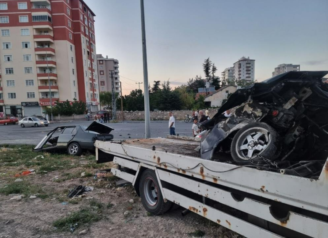 Korkunç Kaza Tofaş Ortadan Ikiye Ayrıldı! (1)