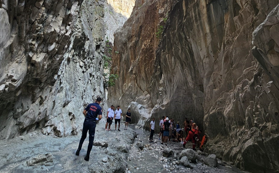 Türkiye'ye Tatile Gelen Turistlerin Başına Taş Düştü! (2)