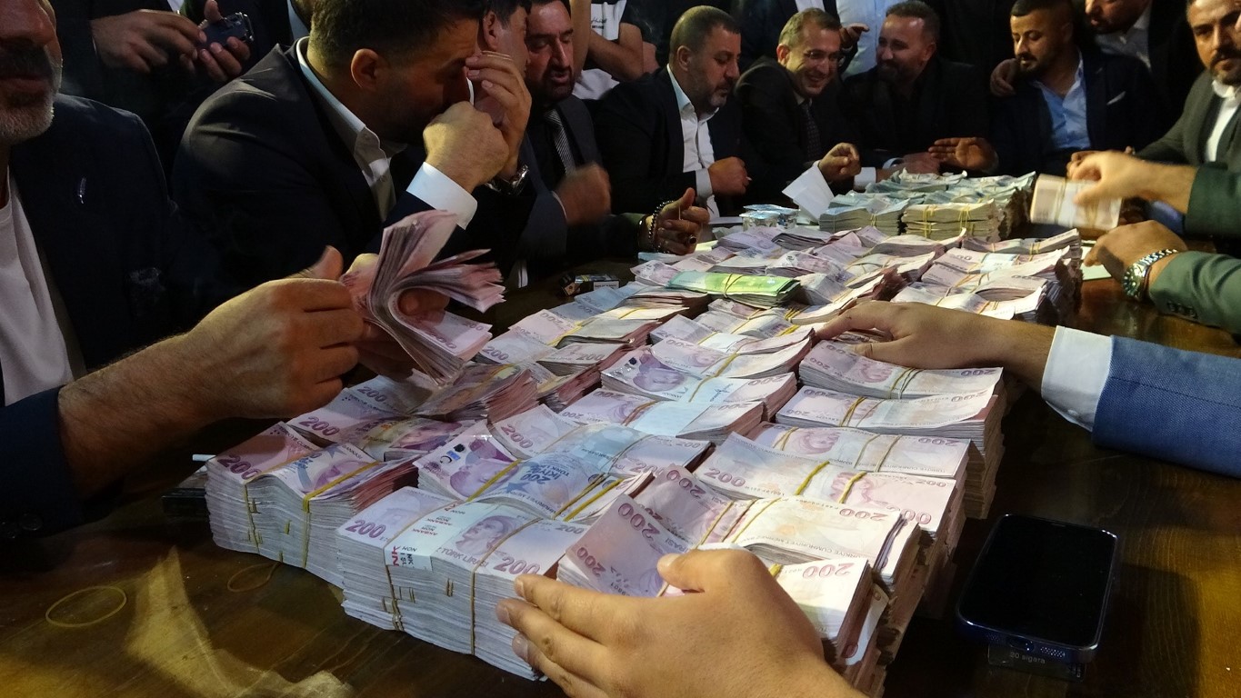 Van’da Görkemli Aşiret Düğünü Gelin Ve Damada Milyonlarca Lira Takıldı!  (2)