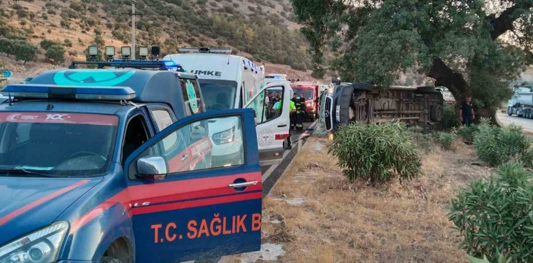 Yolcu Dolu Tur Minibüsü Devrildi Çok Sayıda Yaralı Var (2)